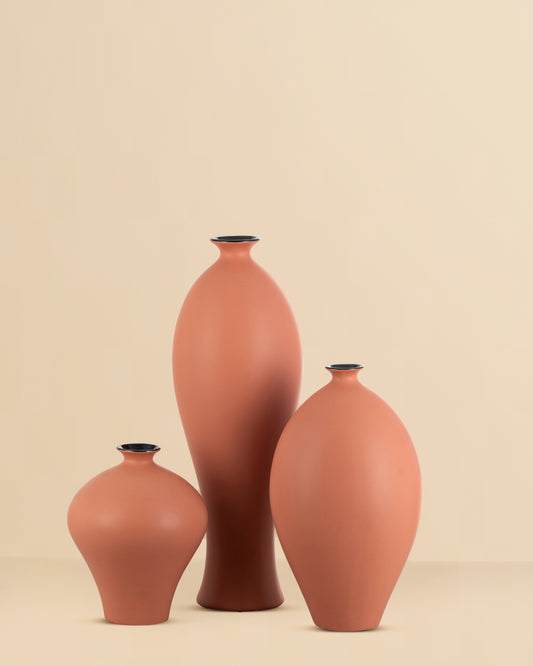 Matte Terracotta Bud Brushed Ceramic Vase with Black Rim