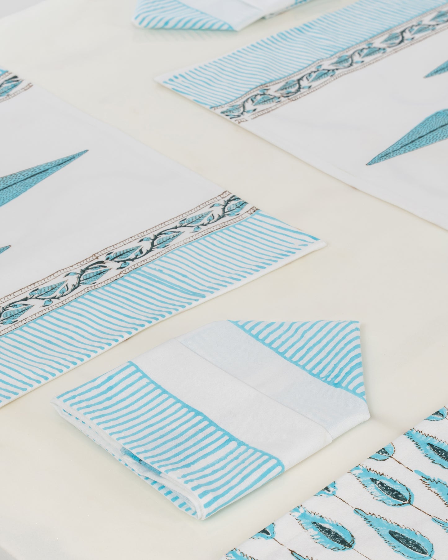 Titiksa Table Runner Set D5