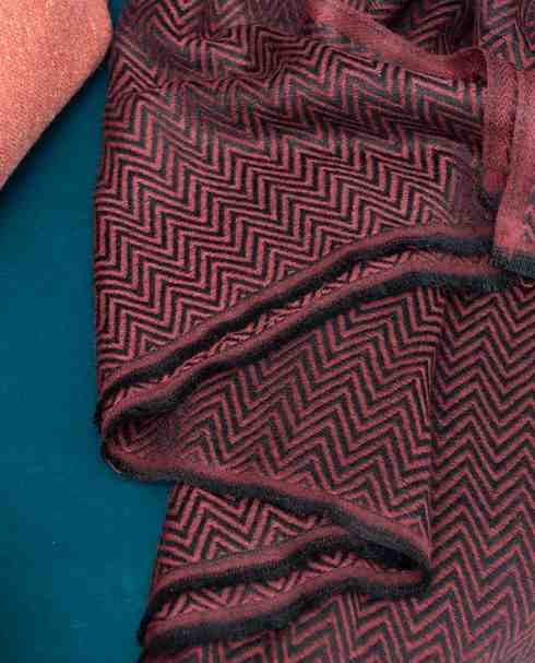 Soft Acrylic Wavy-Pattern Throw - Amitie