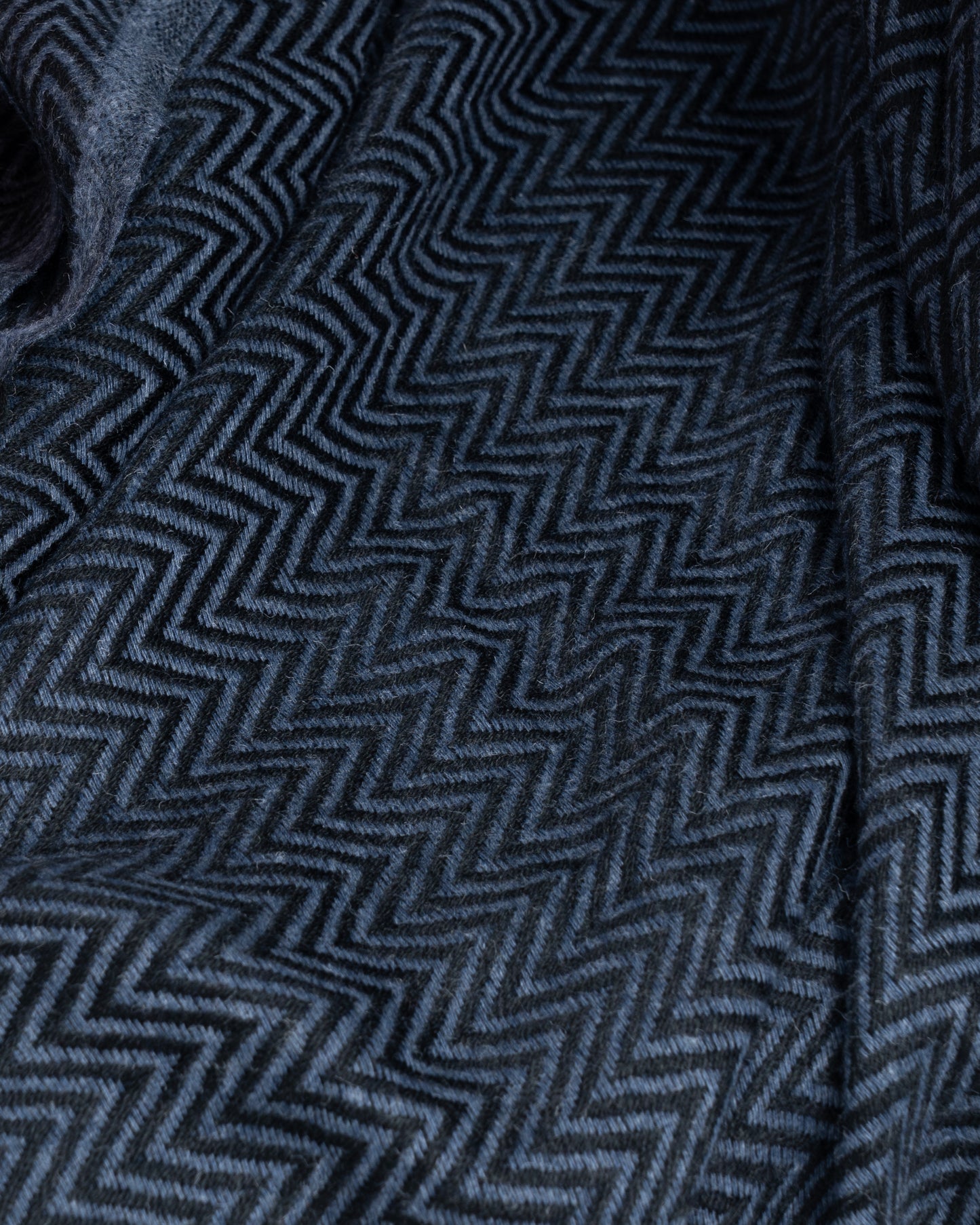 Soft Acrylic Wavy-Pattern Throw - Amitie